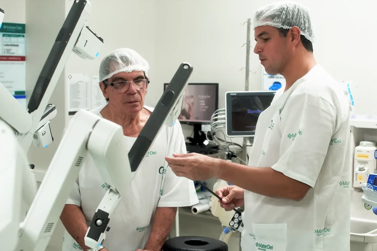 Cirurgia robótica na prática: veja como funciona dentro do centro cirúrgico com o Dr. Bruno Ferola