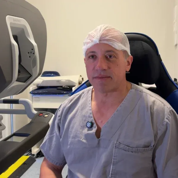 Dr. Leandro Alves no console do cirurgião Dr. Leandro - console Da Vinci
