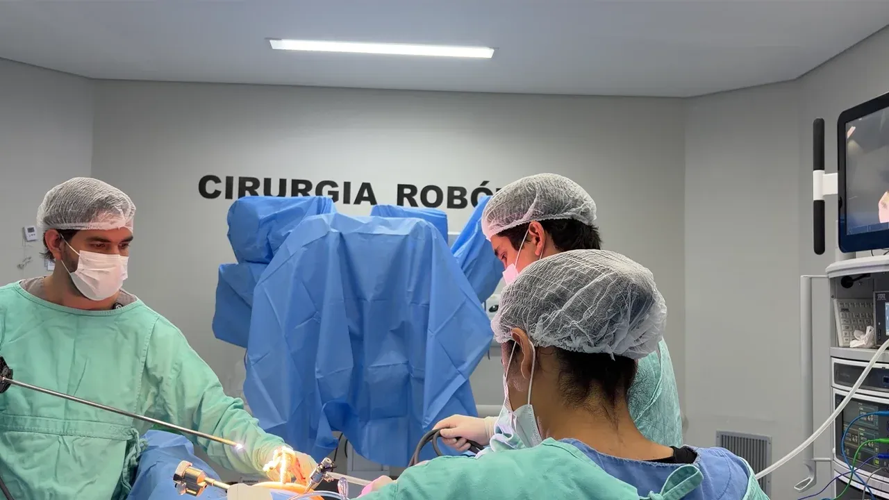 Dr. Victor Hugo prepara o paciente para cirurgia Robótica