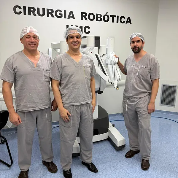 Dr. Leandro Alves, Dr. Caio Flávio Castro e Dr. Victor Hugo Borges doutores2.webp