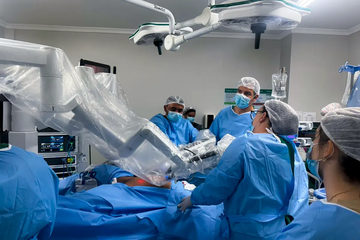 Cirurgia Robótica - Dr. Bruno Ferola e Dra. Maria Cecília