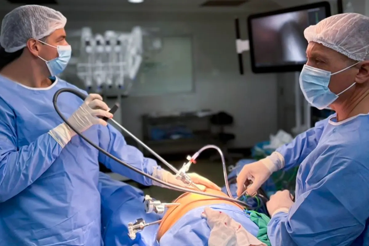 Dr. Bruno Ferola e Dr. Leandro Alves em cirurgia,