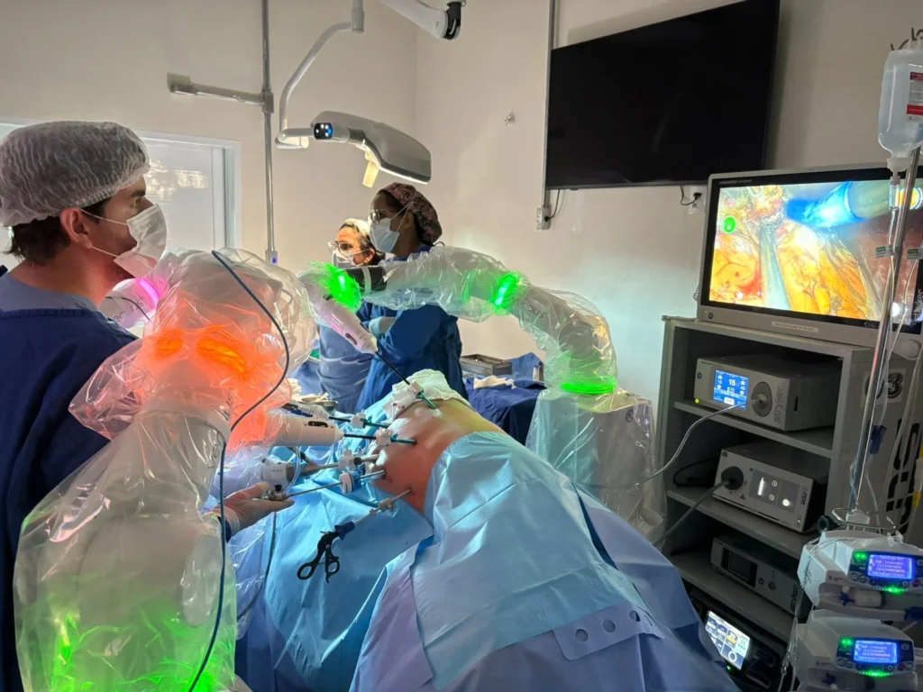 Dr. Victor Hugo operando em Uberaba, Robô Versius