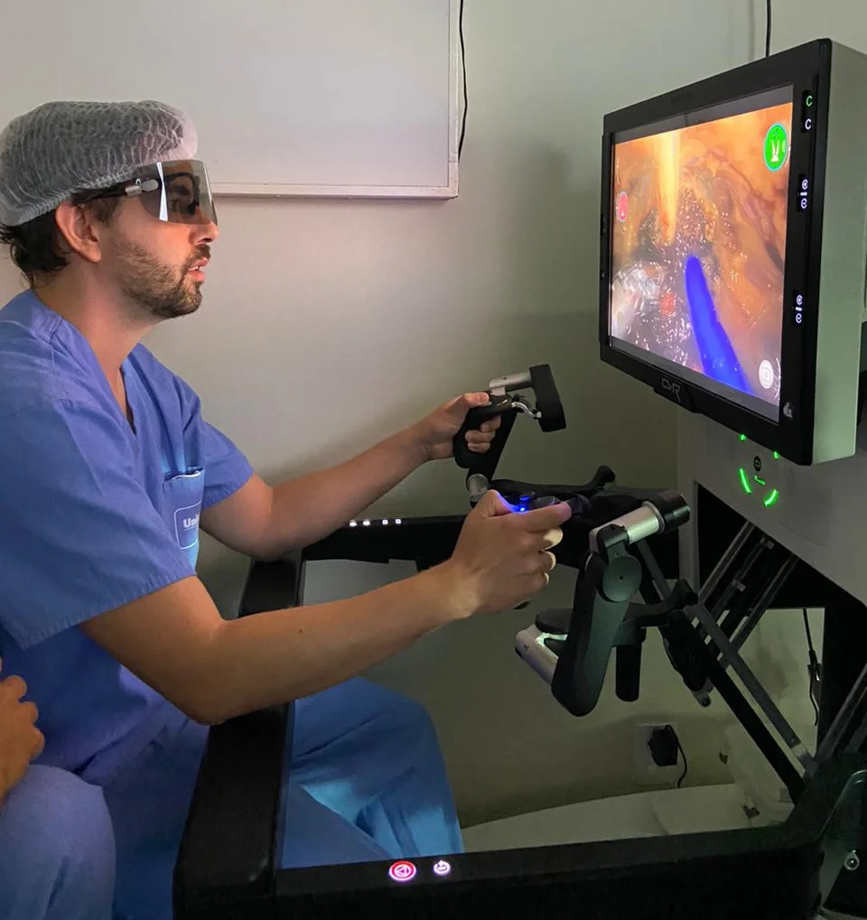 Dr. Victor Hugo operando com Vedrsius em Uberaba.